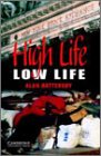 High Life， Low Life Level 4 (Cambridge English Readers) [ペーパーバック] Battersby， Alan