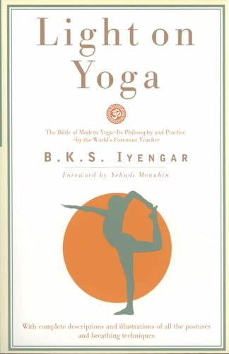 Light on Yoga: The Bible of Modern Yoga - Its Philosophy and Practice - By the World's Foremost Teacher [ペーパーバック] Iyengar， B.K.S.